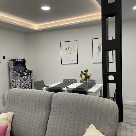 Nuevo Con Patio, Situado En El Centro. *