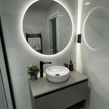 Nuevo Con Patio, Situado En El Centro. *