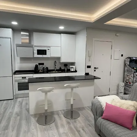Apartamento Nuevo Con Patio, Situado En El Centro. Apartment