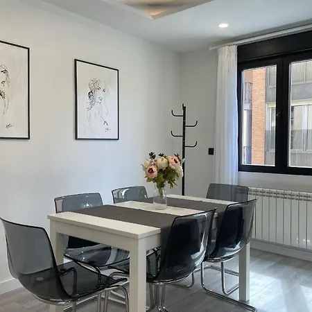 Apartamento Nuevo Con Patio, Situado En El Centro. * Avila