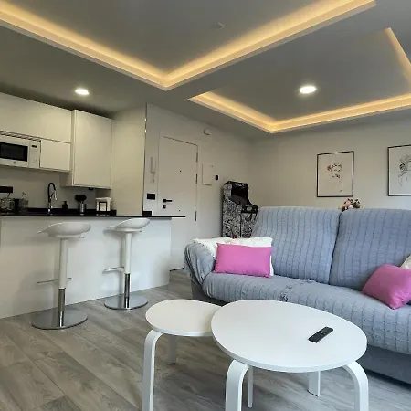 Nuevo Con Patio, Situado En El Centro. *