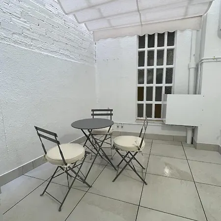 Apartamento Nuevo Con Patio, Situado En El Centro. Apartment *
