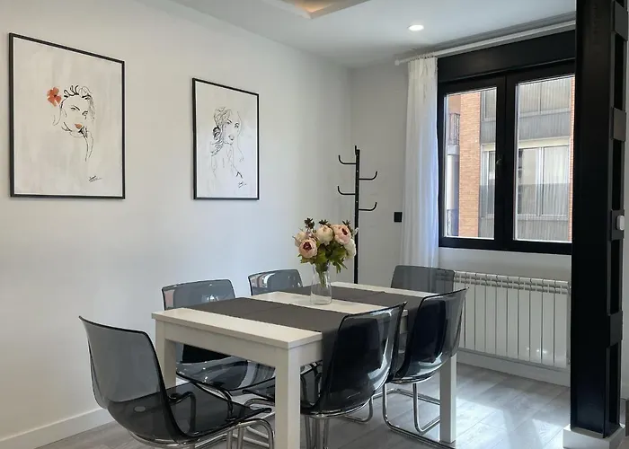Nuevo Con Patio, Situado En El Centro. * Ávila
