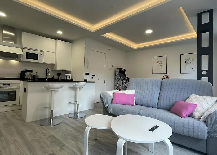 Nuevo Con Patio, Situado En El Centro. *