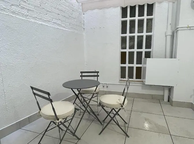 Nuevo Con Patio, Situado En El Centro. Apartment *